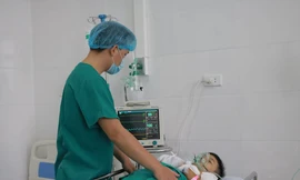 Bé T. đang được chăm sóc, điều trị tại bệnh viện