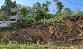 Sạt lở cả quả đồi ở Nghệ An, đe dọa tính mạng 60 người dân