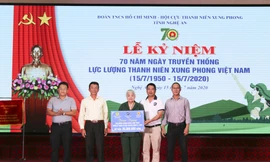 Nhà tài trợ, báo Tiền Phong trao quà cho cựu TNXP Nghệ An ngày truyền thống