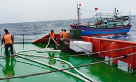 Cảnh sát biển cứu nạn tàu cá bị vỡ trục hộp số giữa gió giật cấp 7