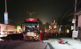 Xe máy va chạm ô tô khách, 3 người thương vong