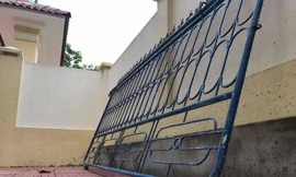 Nghệ An: Sập cổng trường đè trúng học sinh lớp 3