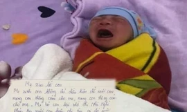 Xót xa bé trai sơ sinh bị bỏ rơi kèm lá thư 'mẹ ngàn lần xin lỗi'