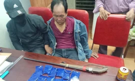 Bị bao vây, đối tượng ma túy chĩa súng về cảnh sát để tẩu thoát