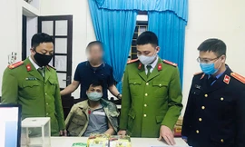 Huy động hàng chục cảnh sát vây bắt trùm ma túy trong đêm
