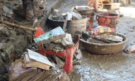 Hàng trăm người hối hả cào bùn để 300 học sinh miền núi tựu trường