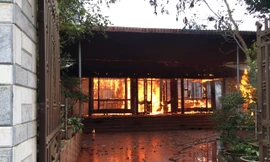 'Bà hỏa' thiêu rụi căn nhà gỗ 3 gian, thiệt hại gần 1 tỷ