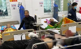 Đốt pháo tự chế, nhóm học sinh bị thương phải nhập viện