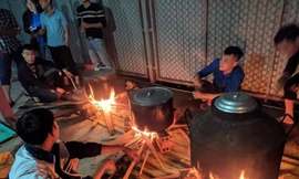 Ấm lòng những nồi bánh chưng cứu đói dân vùng lũ