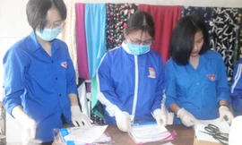 Thanh niên Hà Tĩnh may hàng nghìn khẩu trang phát miễn phí chống dịch Covid-19