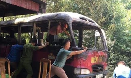 Thắp hương ngày rằm, lửa bốc cháy thiêu rụi xe khách 29 chỗ ngồi