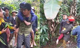 Hai cháu bé được tìm thấy trong tình trạng hoảng loạn, kiệt sức.