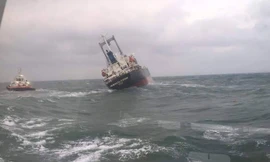 Tàu 9000 tấn chìm trên biển Hà Tĩnh, 180 tấn dầu bắt đầu tràn