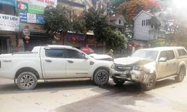 Chồng đâm vợ, đốt nhà rồi lao xe tông vào ô tô 'tình địch'