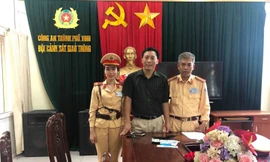 Cảnh sát giao thông TP Vinh trả lại hàng chục triệu đồng cho người đánh rơi