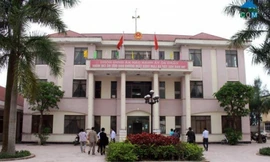 Phê bình Chủ tịch xã vắng mặt tại trụ sở và báo cáo không trung thực lí do