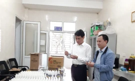 ĐH Vinh sản xuất dung dịch rửa tay, cấp phát miễn phí cho người dân