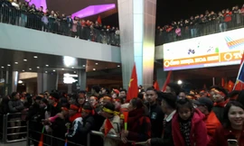 Hàng ngàn người dân Nghệ An chờ đón các tuyển thủ U23 Việt Nam