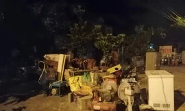 Hàng trăm người dân Hà Tĩnh hối hả dọn đồ chạy 'giặc lửa' trong đêm