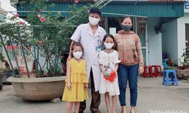 Hai bé gái dùng tiền tiết kiệm trong 5 năm ủng hộ phòng chống COVID-19