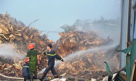 Huy động 5 xe chữa cháy khống chế ngọn lửa nghi ngút trong xưởng chế biến than
