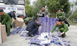 Phát hiện 10.000 bao thuốc lá lậu dưới gầm ô tô