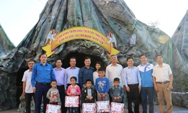 Tỉnh đoàn Nghệ An tặng quà các em nhỏ Giáo họ có hoàn cảnh khó khăn