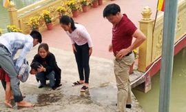 Thầy giáo cứu em nhỏ rơi xuống hồ nước ở chùa khi vãn cảnh