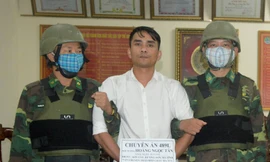 Nam thanh niên mang theo súng đạn để vận chuyển 6 bánh heroin