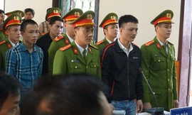 Hoãn phiên tòa xử 4 đối tượng vận chuyển ma túy ôm súng cố thủ trong xe