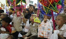 Ấm áp chương trình 'Trung thu biên giới - Chia sẻ yêu thương'