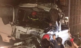 Hàng chục người phá cửa cứu tài xế mắc kẹt trong cabin sau tai nạn