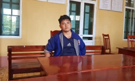 “Người vận chuyển” bị bắt giữ khi mang 1kg thuốc phiện qua biên giới