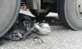 Xe máy bị xe tải cuốn vào gầm, 2 mẹ con tử vong thương tâm