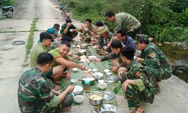 Lính quân hàm xanh trải lá chuối dọn bữa ăn bên suối để chống dịch COVID - 19