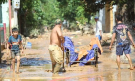 Người dân rốn lũ ngấn nước mắt bới bùn vớt vát tài sản