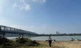 Tìm tung tích người phụ nữ nghi ôm con 13 tháng tuổi nhảy cầu tự vẫn