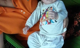 Bé trai bị bỏ rơi trước cổng nhà cùng bức thư 'Mẹ xin lỗi con'