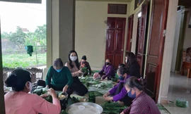 Người dân thâu đêm đỏ lửa luộc bánh chưng gửi vào khu cách ly tập trung