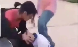 Xôn xao clip nhóm nữ sinh hành hung bạn trên đường