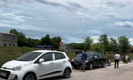 Lực lượng chức năng khám nghiệm hiện trường. Ảnh: Dân trí