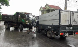 Xe tải đấu đầu trong mưa lớn, tài xế kẹt trong cabin