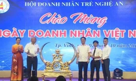 Thực hư đấu giá cặp sừng bò nghi là ‘động vật hoang dã’