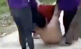 Người đàn bà bị nhóm phụ nữ đánh, lột đồ kéo lê giữa đường nghi mâu thuẫn tiền bạc