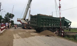 Tàu hỏa đâm văng xe ben khỏi đường ray khi cuộc 'giải cứu' bất thành