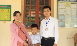 Học sinh lớp 3 nhặt được tiền và vàng đem trả lại người đánh rơi