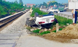 Ô tô lật ngửa sau cú tông của tàu hỏa, tài xế tử vong tại chỗ