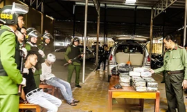 Cận cảnh bên trong ô tô chở 45kg ma túy từ Lào về Việt Nam