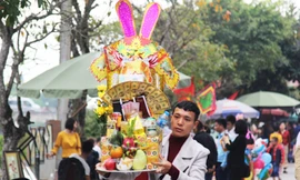 Hàng ngàn du khách dâng hương cầu bình an, phúc lộc tại đền ông Hoàng Mười