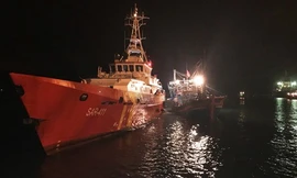 Tàu cứu hộ và tàu cá bị nạn.